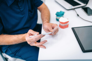 Segredo da manutenção fácil do Invisalign em BH